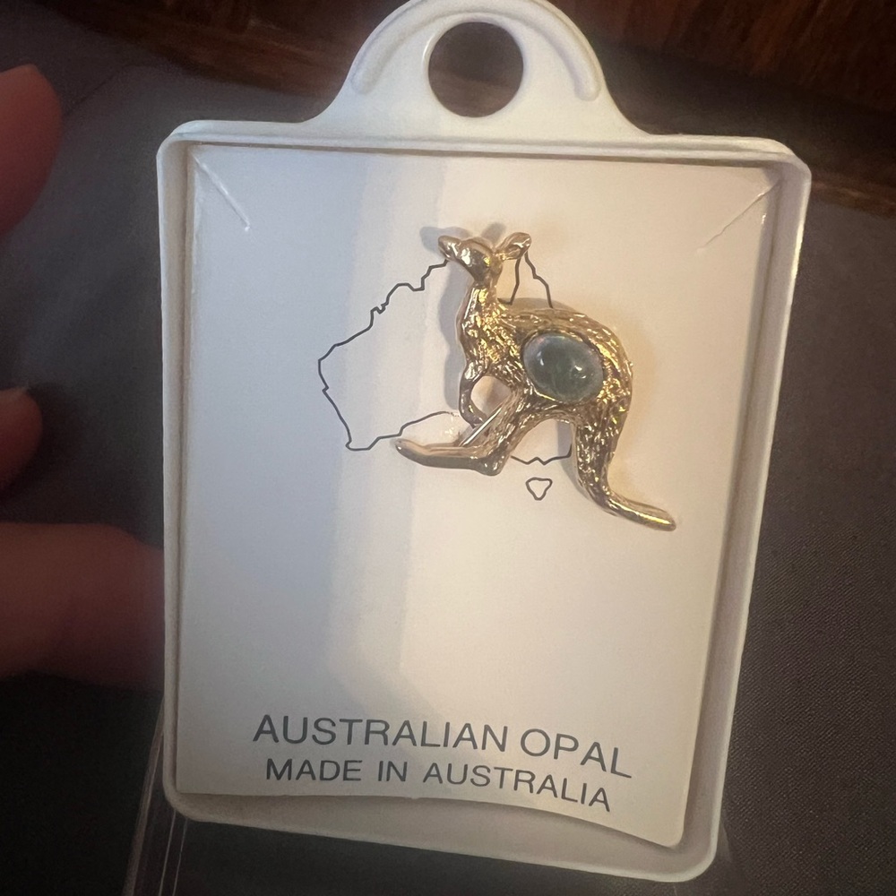Australian Opal Made in Australia Gold Tone Vintage Kangaroo Stick Pin, new/box